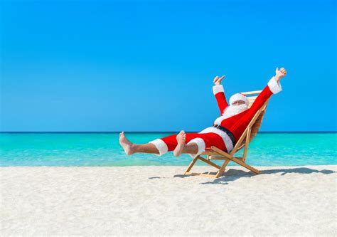 Santa Claus na surfe na austrálskej pláži.