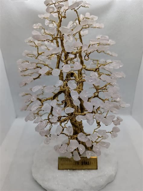 dizajnér: detailný záber na stromček šťastia vyrobený z horského kryštálu, ukazujúci jeho priehľadnosť a lesk