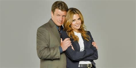Ilustračná fotografia hlavných postáv seriálu Vtierka Castle, Nathan Fillion a Stana Katic, v kancelárii detektívnej agentúry.
