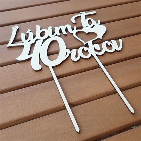 Drevený zápich na tortu s nápisom alebo postavou