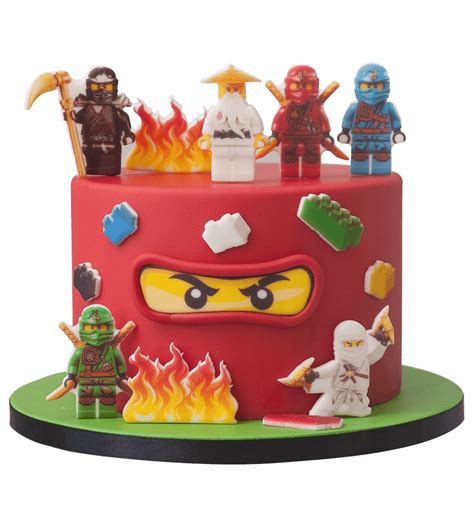 Rôzne druhy svadobných postavičiek na tortu