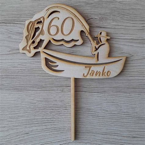 Ukážka personalizovaného dreveného zápichu na tortu