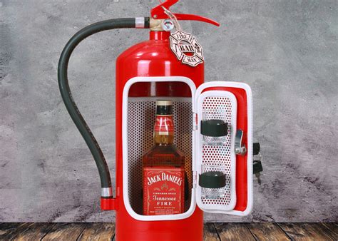 Fotografia hasiaceho baru s umiestnenou fľašou alkoholu a pohárikmi.