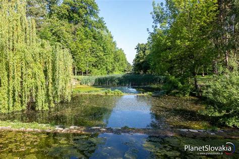 Panoramatický pohľad na kaštieľ a park