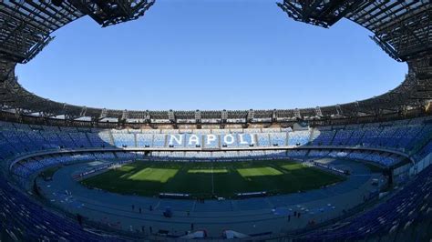 Štadión SSC Neapol s vlajkou Diega Maradonu