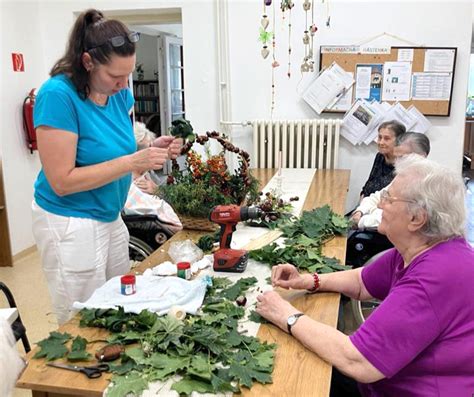 Ilustrácia zvieratiek v zasneženom lese, ktoré sa chystajú na Vianoce.