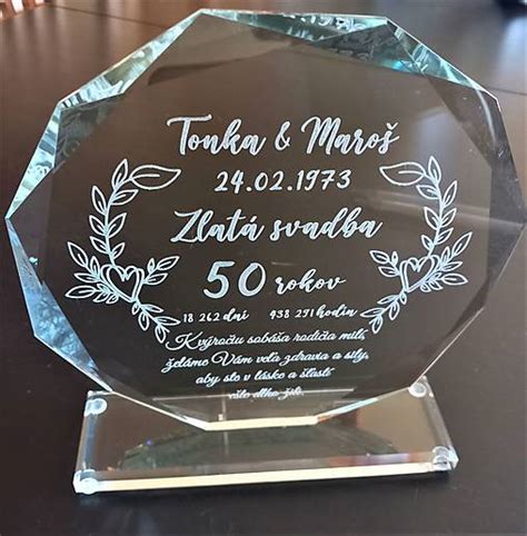 Ukážka personalizovaných darčekov pre mužov a ženy k 1. výročiu svadby, vrátane papierových prvkov.