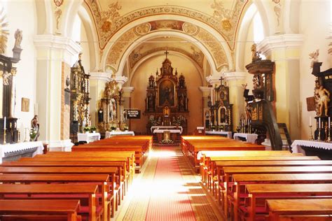 Interiér Kostola sv. Kríža u trinitárov s barokovou výzdobou