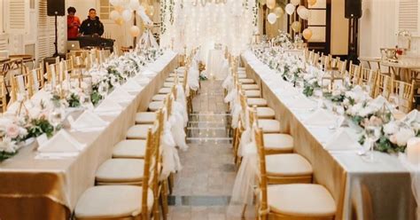 Ilustračná fotografia páru pri svadobnom stole, kde jeden z nich drží v ruke príhovor.