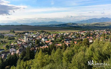 Panoramatický výhľad na obec Liptovský Ján obklopenú horami
