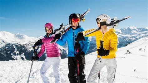 Fotografia páru lyžujúceho sa na zasneženom svahu