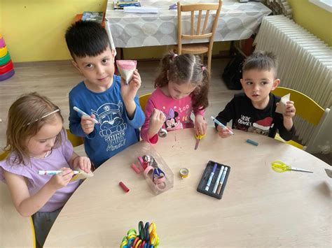 koláž fotografií detí v materskej škole počas fašiangovej zábavy a pri výrobe masiek