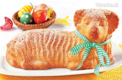 Veľkonočný baranček ozdobený ovocím a práškovým cukrom