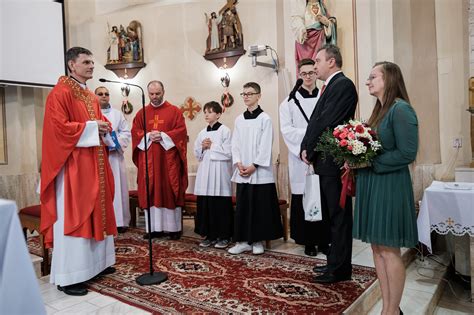 Ilustrácia symbolizujúca udelenie sviatosti birmovania