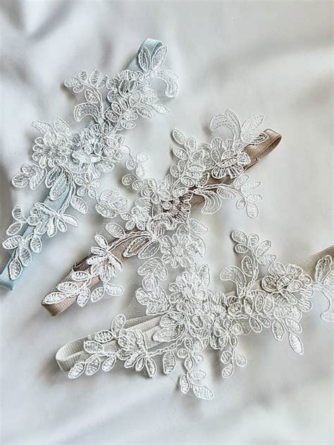 Detail jemného, hladkého závoja, ktorý neprekrýva čipkovaný detail šiat