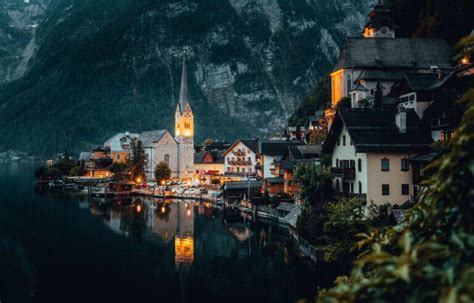 Malebná dedinka Hallstatt s tradičnými alpskými domčekmi