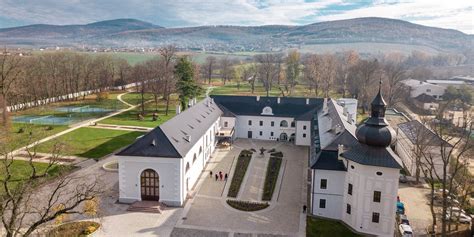 Exteriér kaštieľa Chateau Appony v Oponiciach