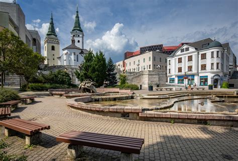Námestie Andreja Hlinku so sochou Andreja Hlinku