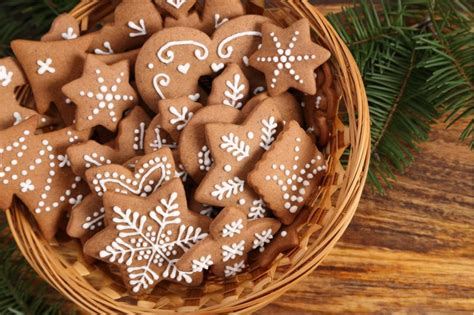 Ukážka rôznych drevených vyrezávaných foriem na medovníky s tradičnými vianočnými motívmi.