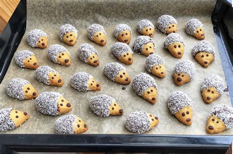 Kolekcia rôznych kovových a plastových vykrajovačiek na vianočné koláčiky.