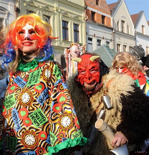 Tematické foto karnevalovej zábavy s maskami a kostýmami