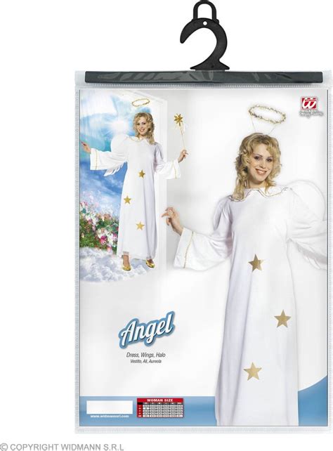 dieťa v jednoduchom anjelskom kostýme s kartónovými krídlami.