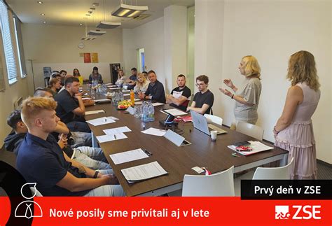 Fotografia usmievavých nových zamestnancov pri teambuildingu