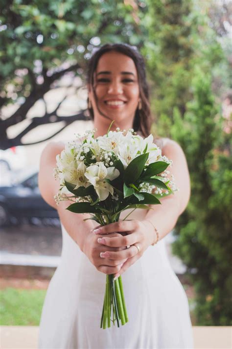 Ilustrácia detí čítajúcich knihu s rozžiarenými očami