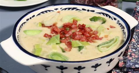 Nakrájaný kiš s klobáskou, pórom a syrom na tanieri