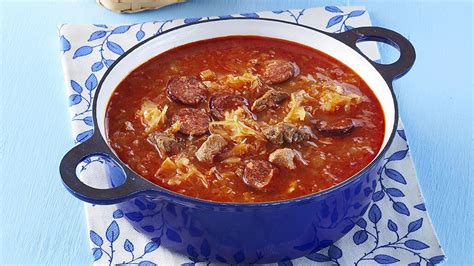 Misa plná tradičnej kapustnice s kúskami klobásy a zeleniny