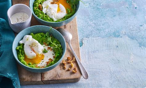 Misku s klobásovým gulášom posypaným bylinkami a strateným vajíčkom