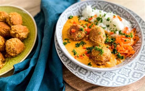 Misku s karí z červenej šošovice a klobásky, ozdobená bylinkami a kokosovými čipsami