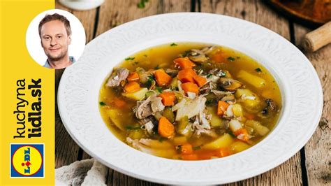 Misku s fazuľovou polievkou s kúskami klobásy, kelom a zeleninou