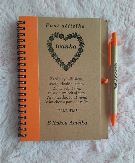 Ukážka rôznych darčekov pre učiteľov: zápisník, pero, hrnček, kniha