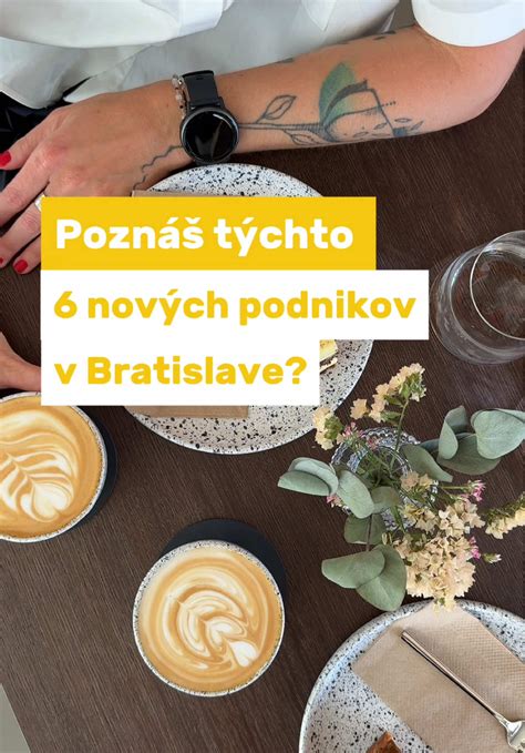 Dve študentky si priateľsky podávajú ruky v kaviarni s výhľadom na Tatry.