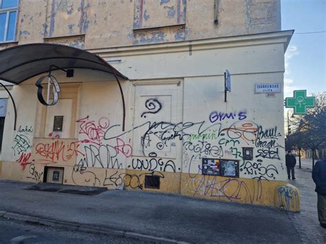 Školský múr ozdobený farebnými grafitmi s motívom Malty.
