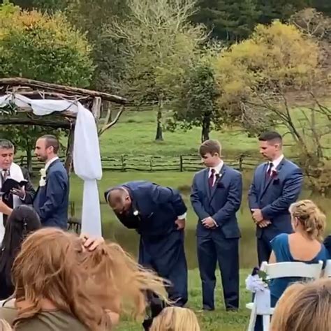 Ilustračné foto mladomanželov zabávajúcich sa na svadbe pod taktovkou DJ-a.