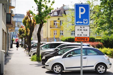 Infografika zobrazujúca spôsoby platby za parkovanie v Žiline pomocou mobilnej aplikácie a SMS