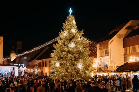Záber na vianočný stromček v historickom centre mesta v čase adventu