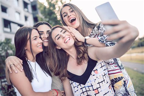 skupina hostí sa baví pri selfie zrkadle s rôznymi zábavnými doplnkami