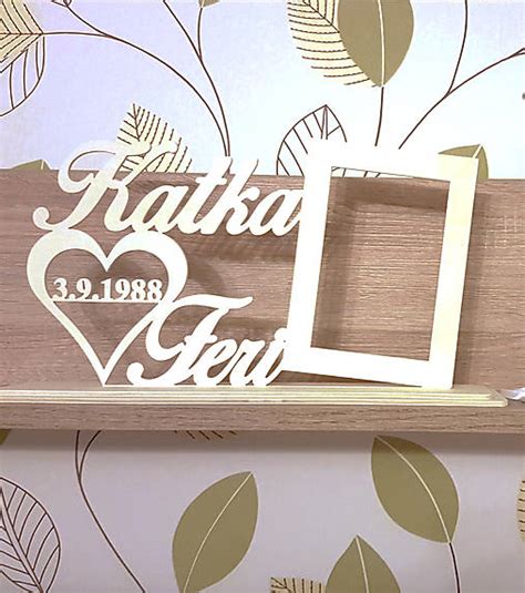 elegantný drevený fotorámik s gravírovanými menami a dátumom svadby