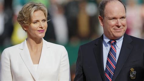 Snímka z oficiálneho oznámenia zásnub kniežaťa Alberta II. a Charlene Wittstockovej
