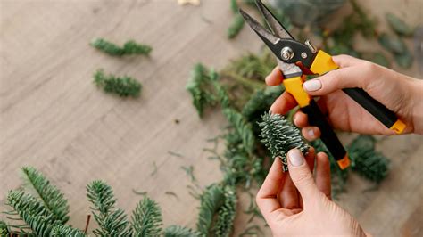 detailný pohľad na techniku viazania vetvičiek na slamový veniec pomocou drôtu