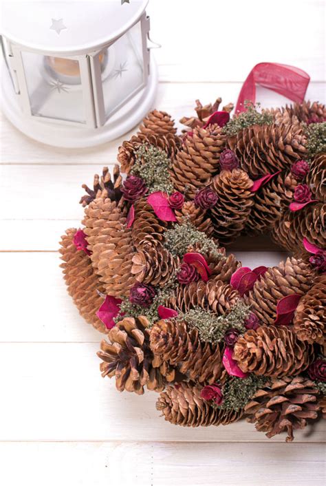 ukážka rôznych dekorácií na adventný veniec: šišky, sušené ovocie, stuhy
