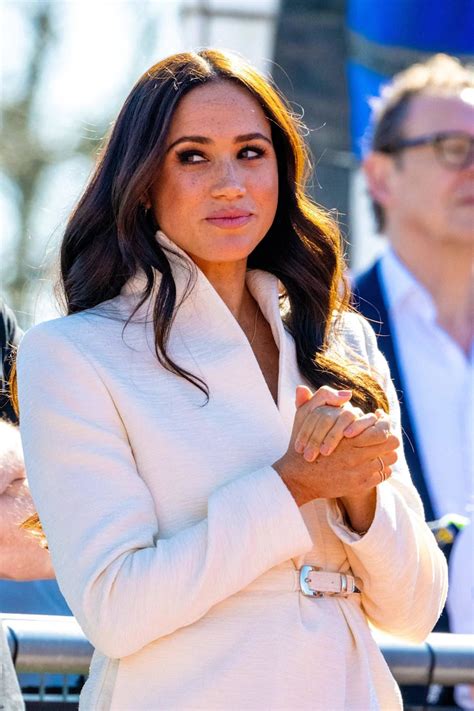 Fotografia zásnubného prsteňa Meghan Markle s troma diamantmi