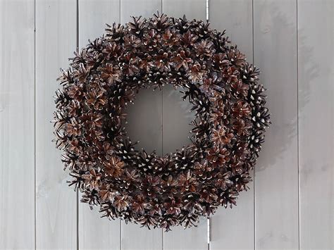 Inšpirácia na dekorovanie venca prírodnými prvkami: šišky, sušený pomaranč a škorica