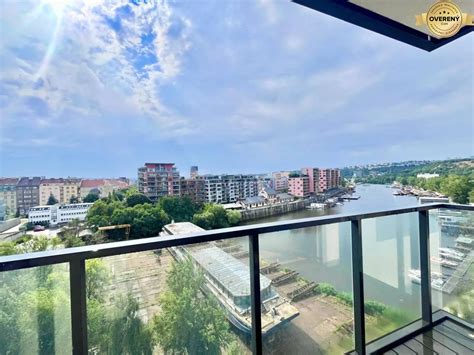 Architektonický pohľad na Hotel Magnólia s výhľadom na rieku Váh