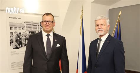 Skupina diplomatov na oficiálnom stretnutí