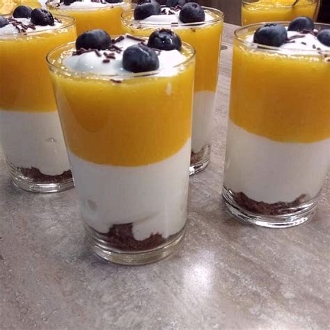 esteticky navrstvené ingrediencie v zaváraninovom pohári s mašľou a receptom