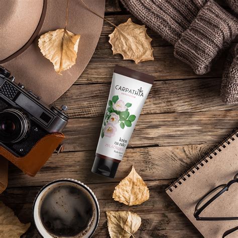 detailný záber na elegantne zabalený prírodný krém alebo kvalitný rúž